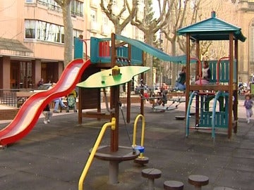 Parque infantil en el jardín de una ciudad