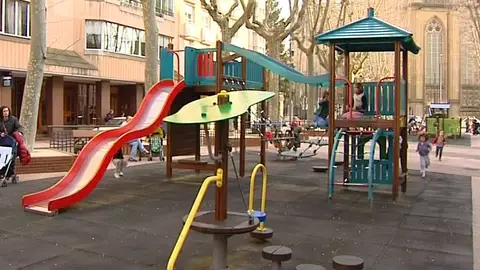 Parque infantil en el jardín de una ciudad Parque infantil en el jardín de una ciudad