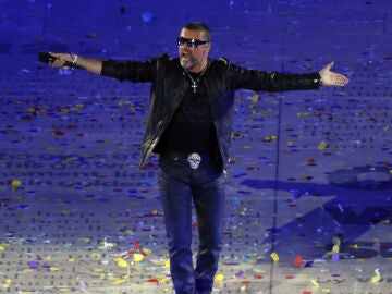 George Michael canta durante la Ceremonia de Clausura de los Juegos
