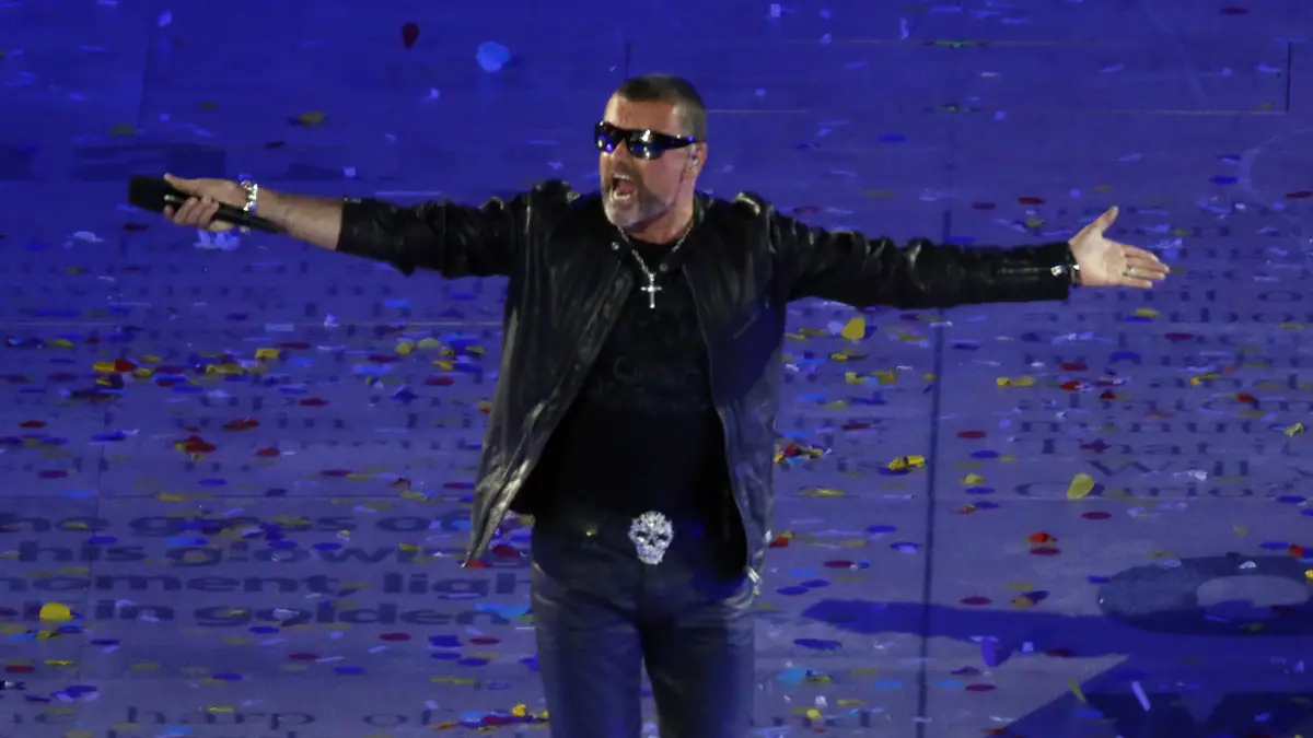 George Michael canta durante la Ceremonia de Clausura de los Juegos