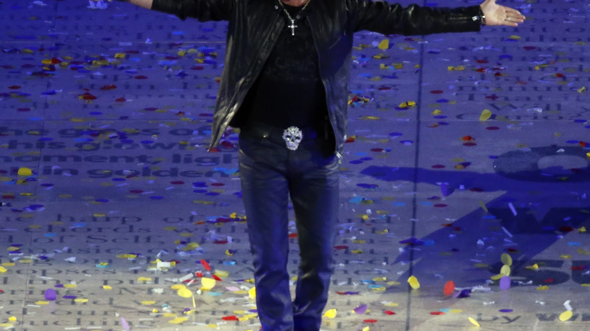 George Michael canta durante la Ceremonia de Clausura de los Juegos George Michael canta durante la Ceremonia de Clausura de los Juegos