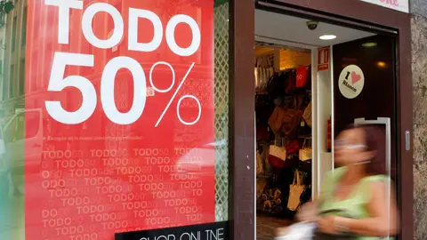 Escaparate de una tienda anunciando los descuentos durante las rebajas de verano. Escaparate de una tienda anunciando los descuentos durante las rebajas de verano.