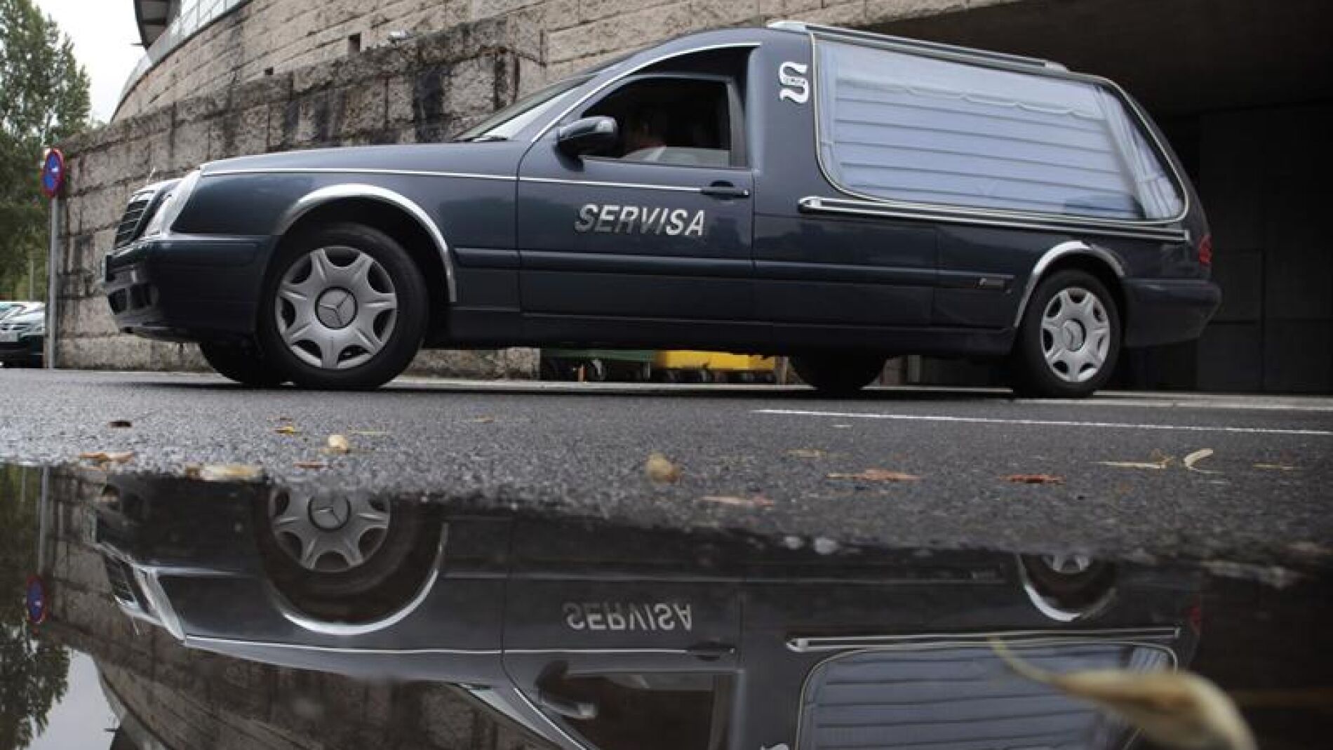 Un coche f&uacute;nebre en el pabell&oacute;n Multiusos Fontes do Sar