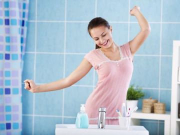 Adolescente en el cuarto de baño
