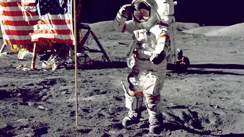 Neil Armstrong y el saludo castrense en la Luna Neil Armstrong y el saludo castrense en la Luna