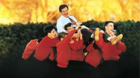 'El Club de los Poetas Muertos' fue otra de sus memorables películas. En este film encarnó a John Keating un profesor de literatura que inspira a sus alumnos a hacer un cambio vital en sus vidas.