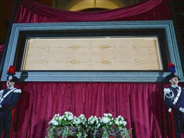 La S&aacute;bana Santa se expone en la Catedral de Tur&iacute;n