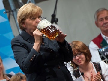 Merkel bebiendo cerveza