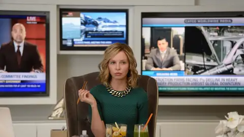 Cat Grant, atenta a lo que se dice de Supergirl en la radio Cat Grant, atenta a lo que se dice de Supergirl en la radio