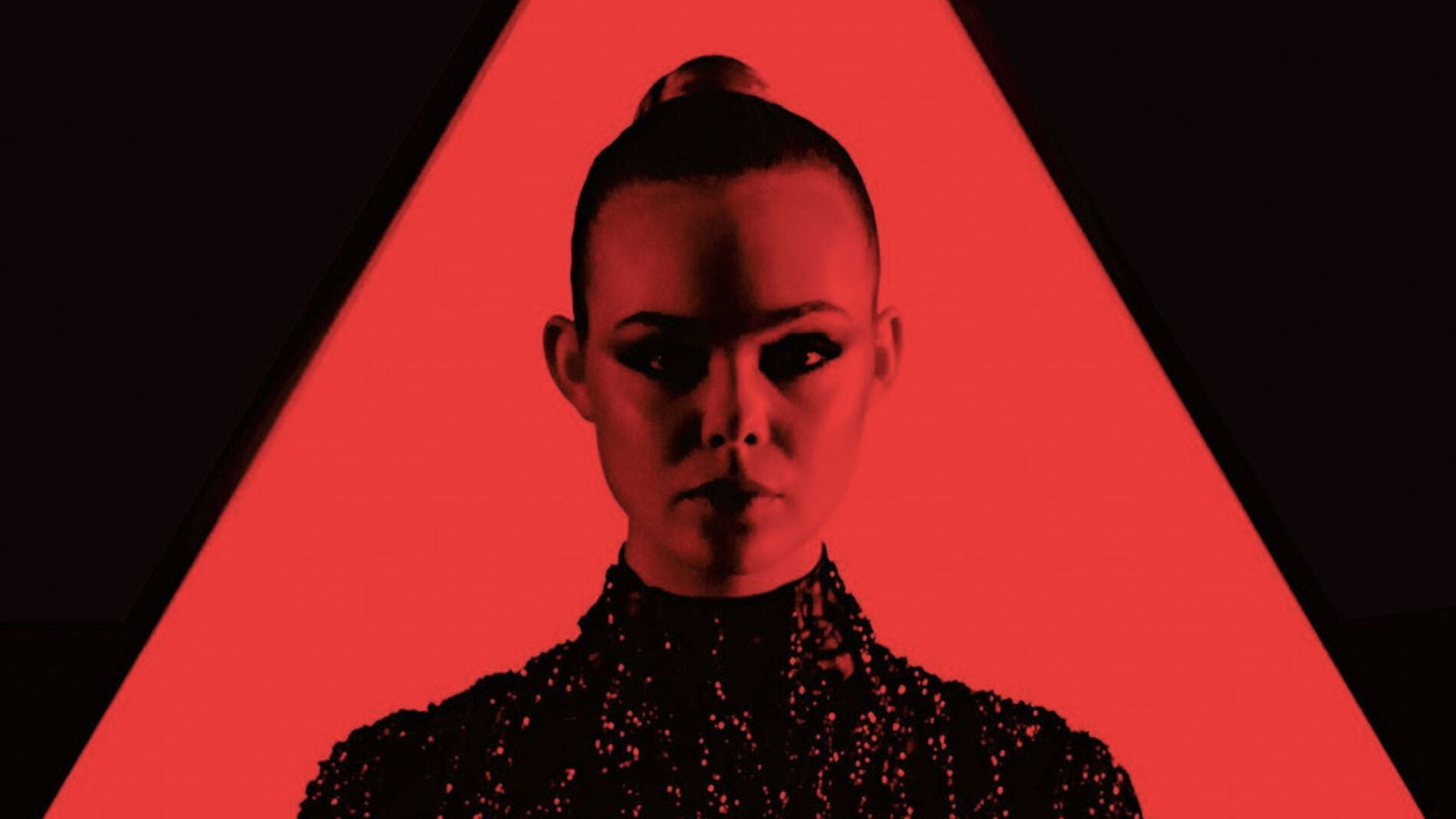 Unos la aplauden, otras la abuchean... Desde luego The Neon Demon no ha pasado inadvertida.