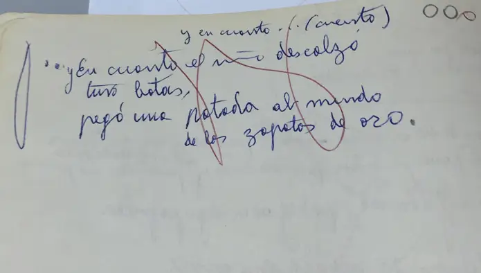 Uno de los poemas manuscritos de Gloria Fuertes donde se pueden distinguir los círculos que usaba para valorar su obra.