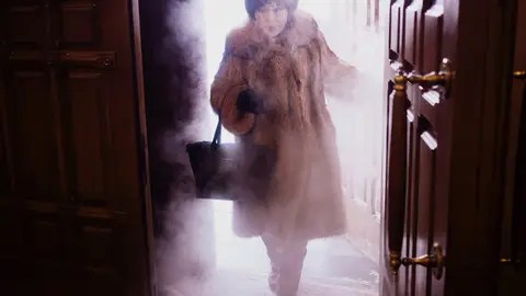 Una mujer de Oymyakon entra en la catedral Preobrazhensky Una mujer de Oymyakon entra en la catedral Preobrazhensky