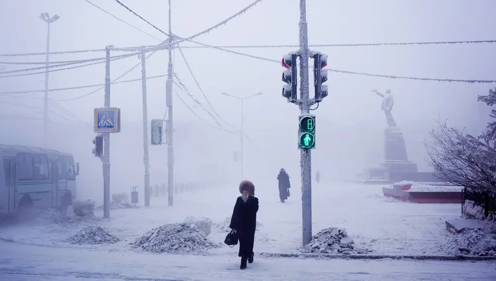 Una mujer intenta combatir el frío durante las semanas más frías de Oymyakon