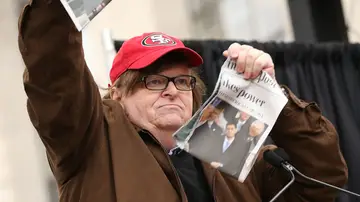 Michael Moore rompe un diario que titula sobre Trump