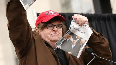 Michael Moore rompe un diario que titula sobre Trump Michael Moore rompe un diario que titula sobre Trump