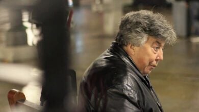 Azucena duerme en la calle y es la 'bibliotecaria' de los sin hogar