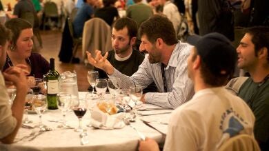 Si dices y haces estas cosas, es posible que te hayas convertido en un cuñado (y lo sabes)