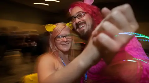 Una pareja baila durante BronyCon 2013, un encuentro de Bronies que sigue celebrándose a día de hoy. Una pareja baila durante BronyCon 2013, un encuentro de Bronies que sigue celebrándose a día de hoy.