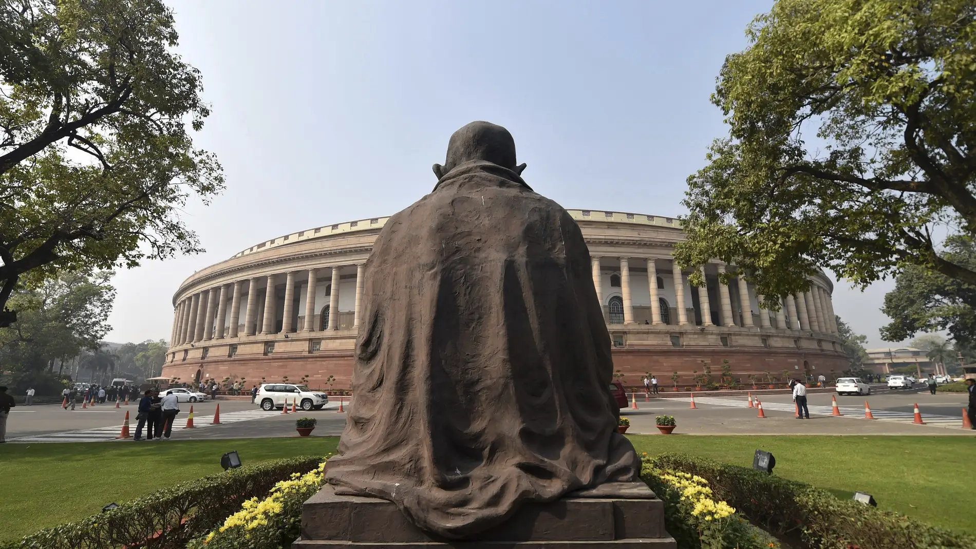 Vista de la parte de atrás de la estatua de Mahatma Gandhi frente al Parlamento en Nueva Delhi