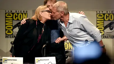 El beso entre Carrie Fisher y Harrison Ford El beso entre Carrie Fisher y Harrison Ford