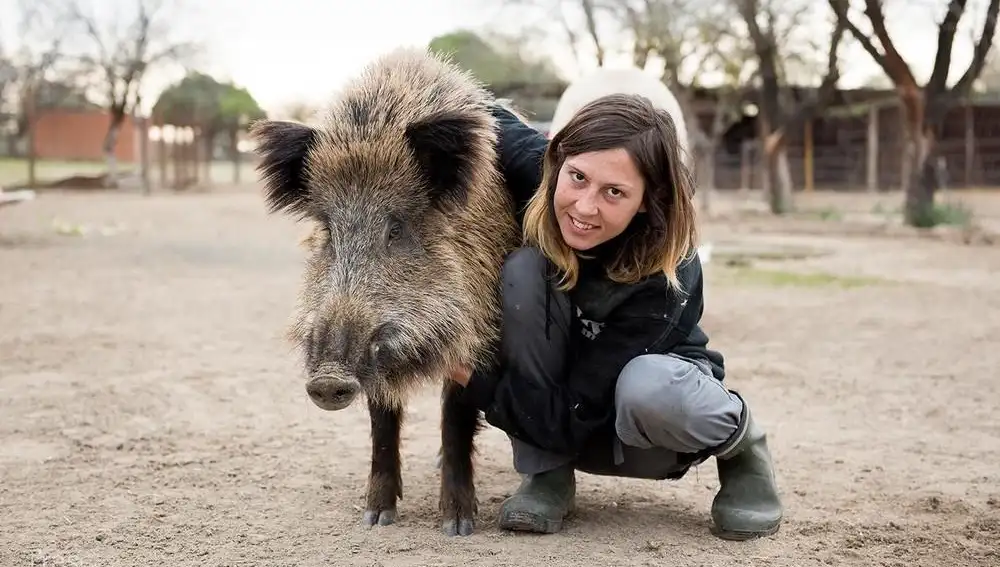 Laura con un jabalí