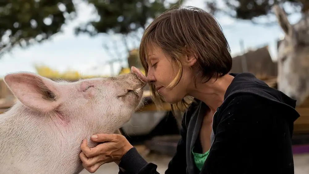 Laura con un cerdo