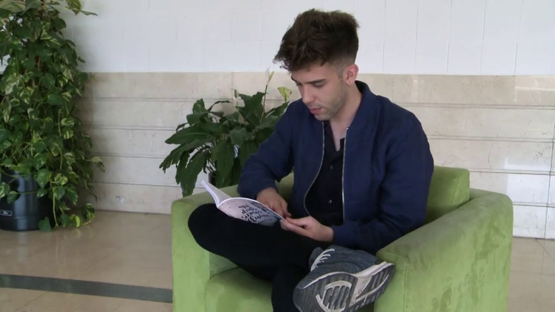 Frame 8.459315 de: Chris Pueyo: "No quiero que en las librer&iacute;as exista una estanter&iacute;a donde ponga LGTB"