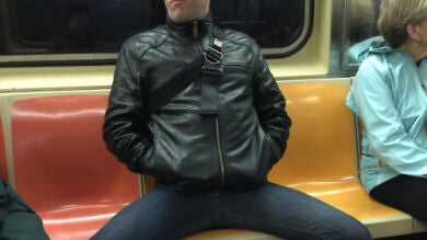La chica del metro de San Petersburgo que rocía con lejía a los hombres que hacen manspreading