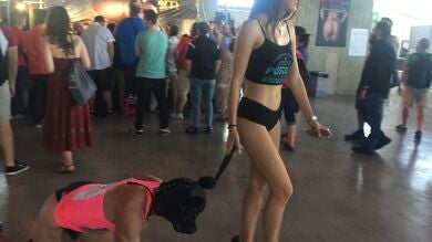 Los amantes del porno graban sexo en directo con sus móviles en el Salón Erótico de Madrid