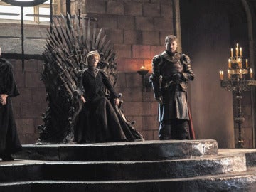 Cersei en el Trono de Hierro junto a su hermano Jamie