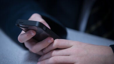 ¿De verdad debería prohibirse a los menores el iPhone, WhatsApp o los videojuegos para que lean más libros?