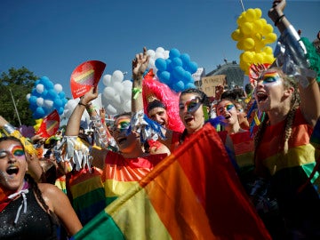 Chicas bailando en la celebración del Orgullo en Madrid