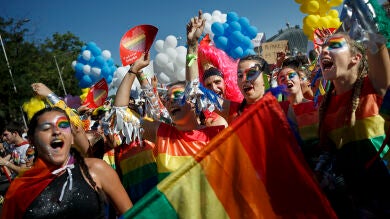100 himnos y temazos LGTBI+ para darlo todo el mes del Orgullo