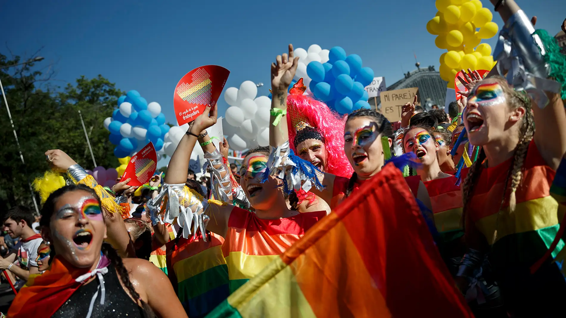 Chicas bailando en la celebración del Orgullo en Madrid