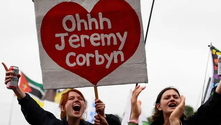 Una asistente del Festival sostiene una pancarta que hace referencia al cántico de “Oh Jeremy Corbyn”. 