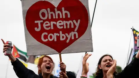 Una asistente del Festival sostiene una pancarta que hace referencia al cántico de “Oh Jeremy Corbyn”. Una asistente del Festival sostiene una pancarta que hace referencia al cántico de “Oh Jeremy Corbyn”.