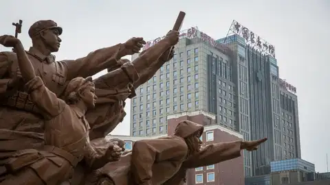 Monumento de Mao Zedong (14-07-2017) Vista del monumento del ex-líder comunista chino Mao Zedong frente al First Hospital de la China Medical University en Shenyang, provincia de Liaoning (China).