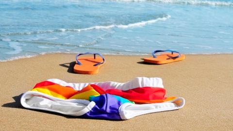 Los nudistas de una playa de Estepona en contra de un bar que les prohíbe entrar sin ropa