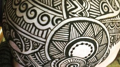 Las coronas de henna: el arte que sustituye a los pañuelos para enfermos de cáncer