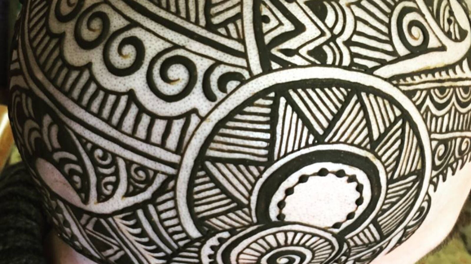Las coronas de henna: el arte que sustituye a los pañuelos para enfermos de cáncer
