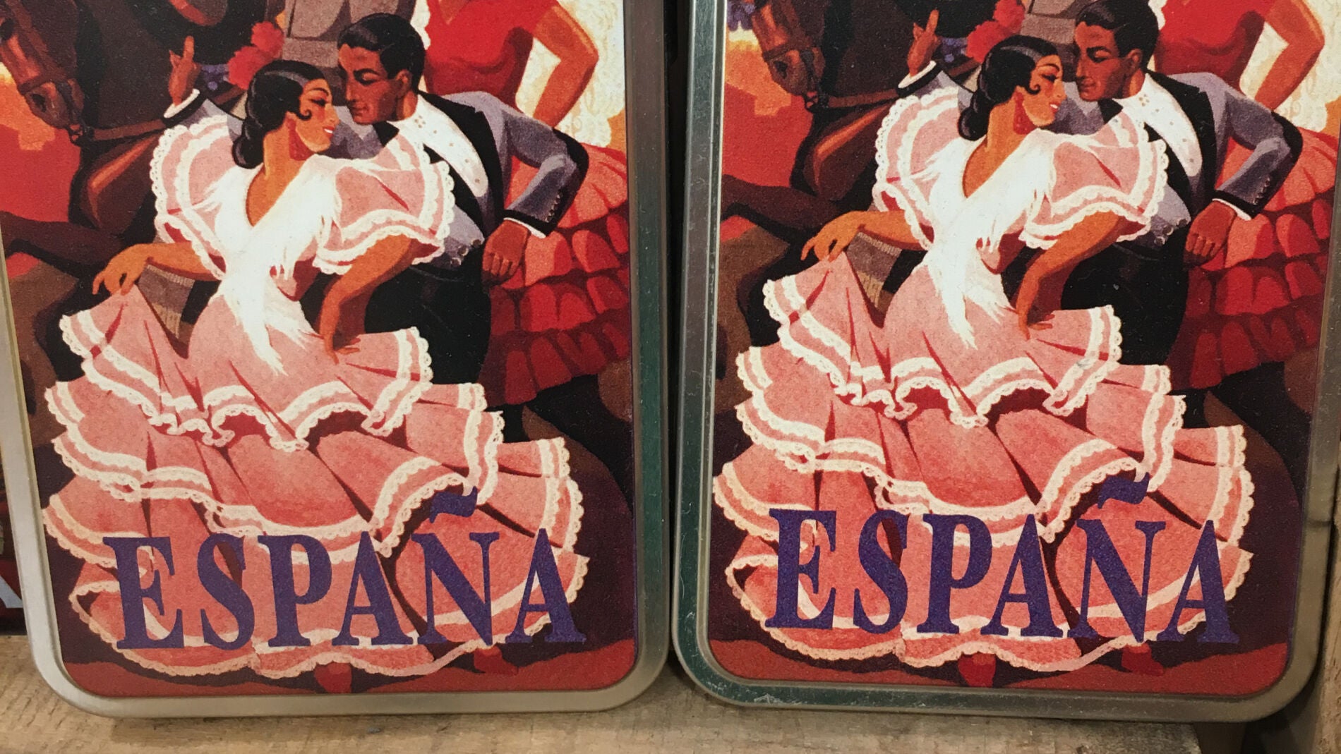 Latas de piment&oacute;n con la palabra Espa&ntilde;a