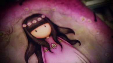 Gorjuss, una muñeca melancólica que parece que va a suicidarse, es la última locura entre las niñas de cinco años