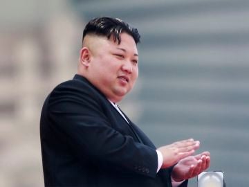 Fotograf&iacute;a de archivo que muestra al l&iacute;der norcoreano Kim Jong-un mientras aplaude desde un balc&oacute;n durante un desfile