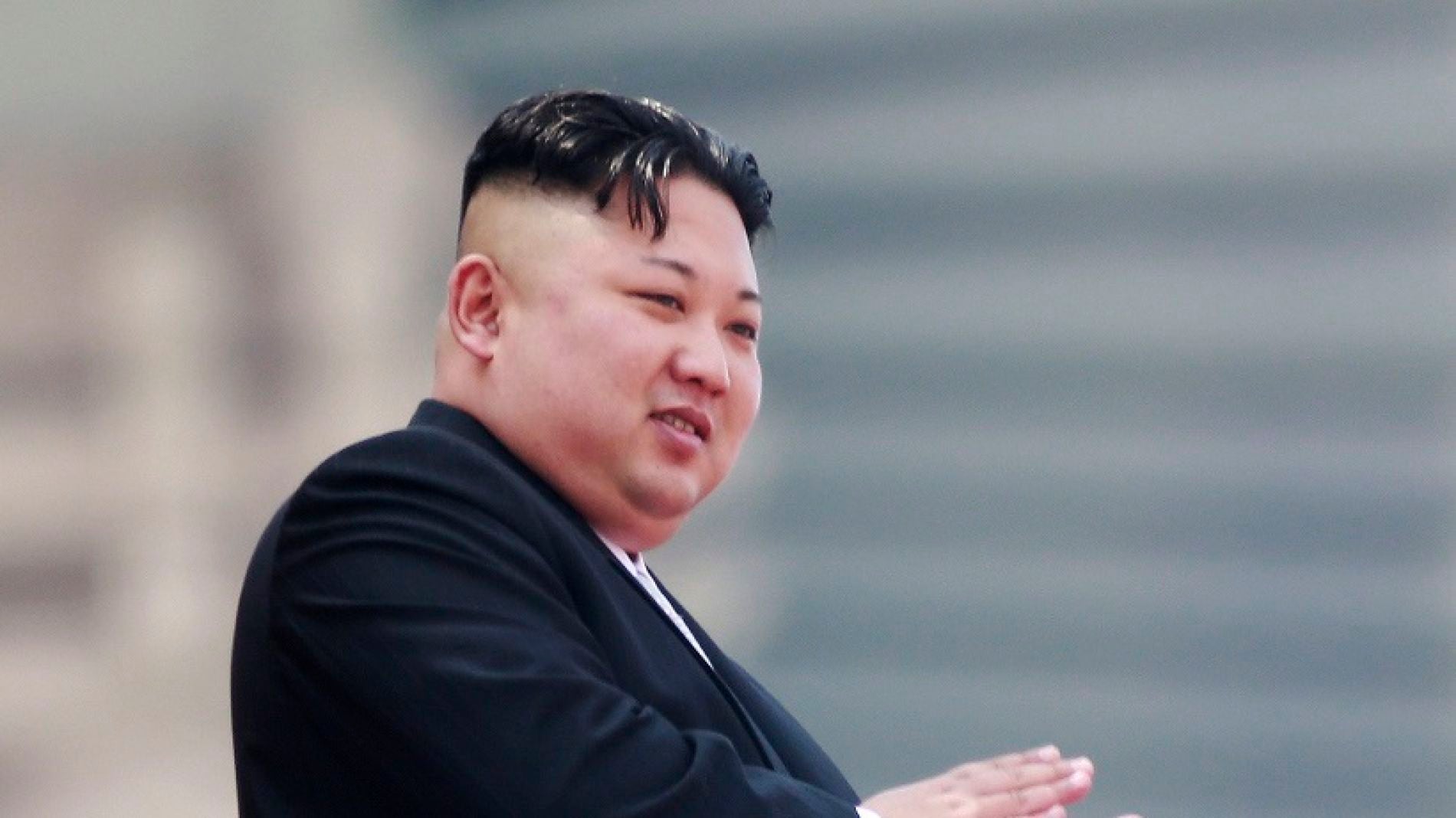 Fotograf&iacute;a de archivo que muestra al l&iacute;der norcoreano Kim Jong-un mientras aplaude desde un balc&oacute;n durante un desfile