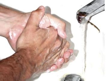 Lavarse las manos con frecuencia es un síntoma habitual en los pacientes de TOC. OCD handwash - Lars Klintwall Malmqvist