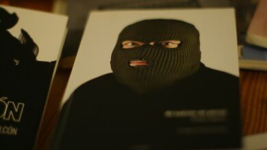 Poesía bomba y el fotógrafo que la activó en un país en el que un poema no representa un peligro