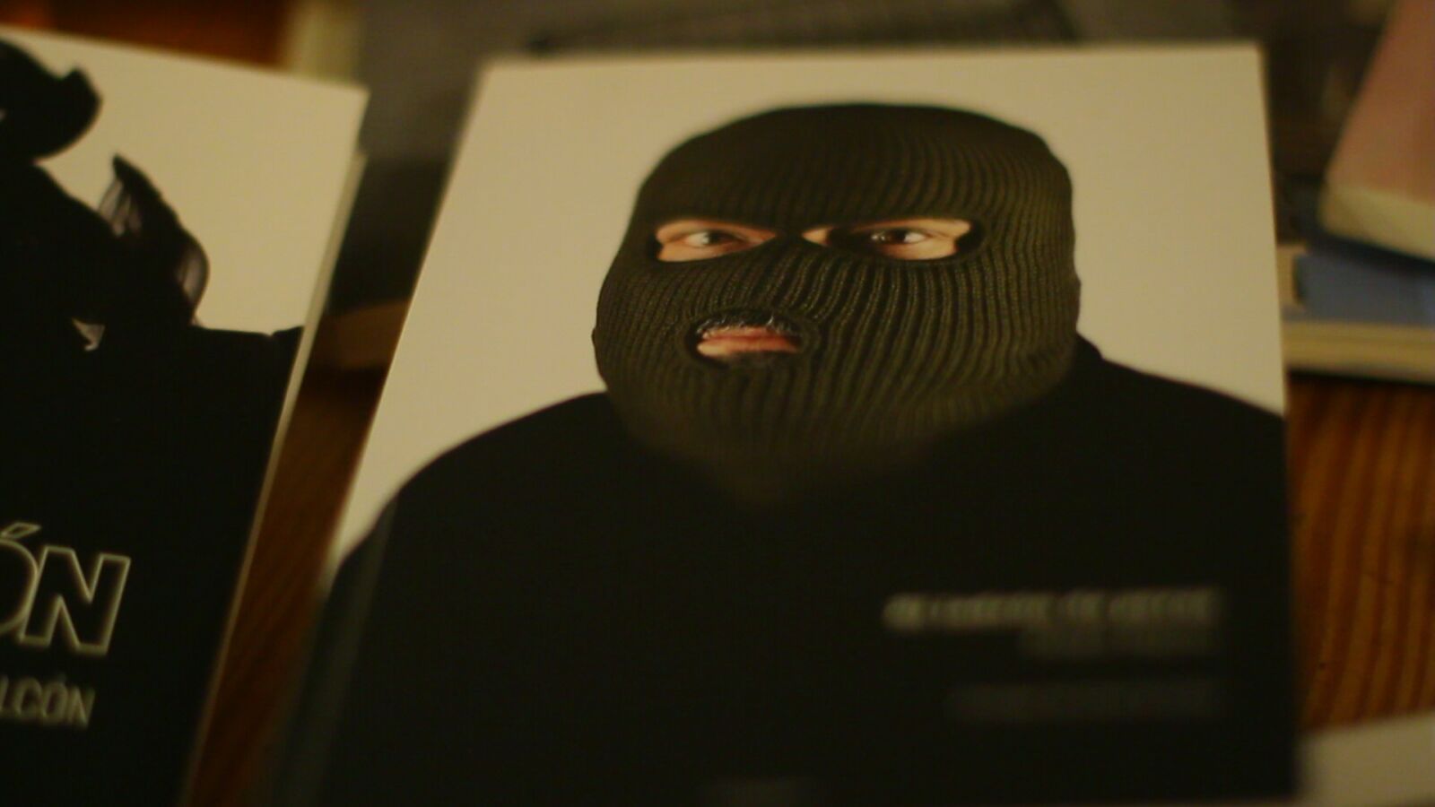 Poesía bomba y el fotógrafo que la activó en un país en el que un poema no representa un peligro