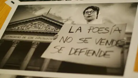 La poesía no se vende, se defiende La poesía no se vende, se defiende