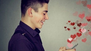 Un joven con una app de ligar