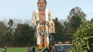 Queman una efigie gigante de Harvey Weinstein para denunciar sus abusos sexuales